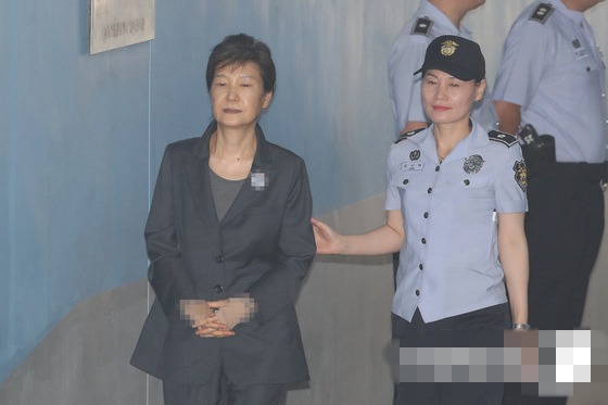 朴槿惠本周第4次出庭受审 韩媒称其步履沉重
