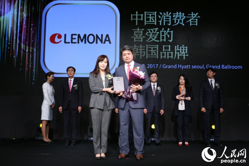 LEMONA維生素C獲“2017中國消費者喜愛的韓國品牌獎”。周軒攝