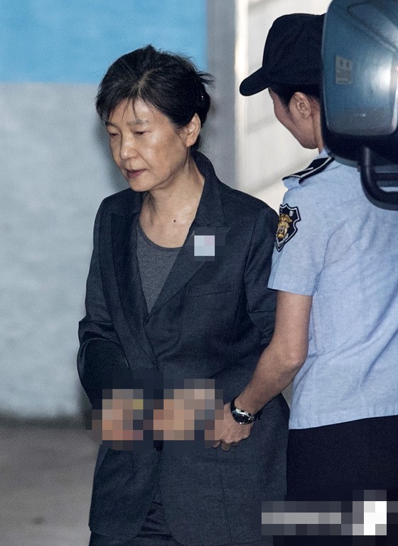 9月12日，朴槿惠被押往首爾中央地方法院出席庭審。
