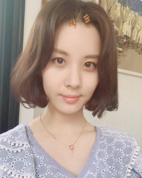 照片中,徐贤短发造型清爽干净,彰显甜美可爱气质.