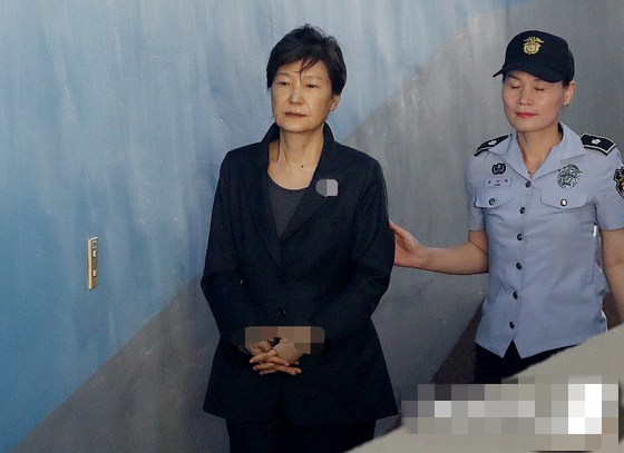 14日，韓國前總統朴槿惠被押往首爾中央地方法院出席庭審。