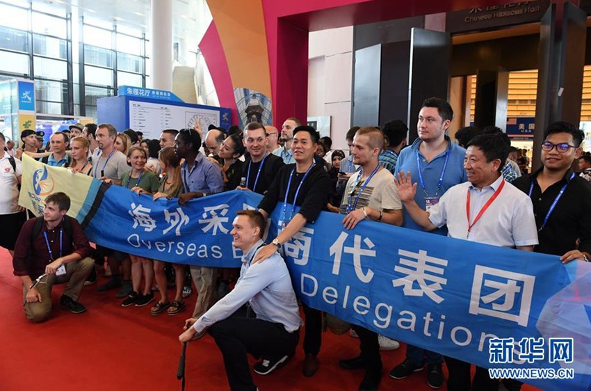 9月14日，在廣西南寧國際會展中心，海外採購商代表團在合影留念。新華社記者周華攝