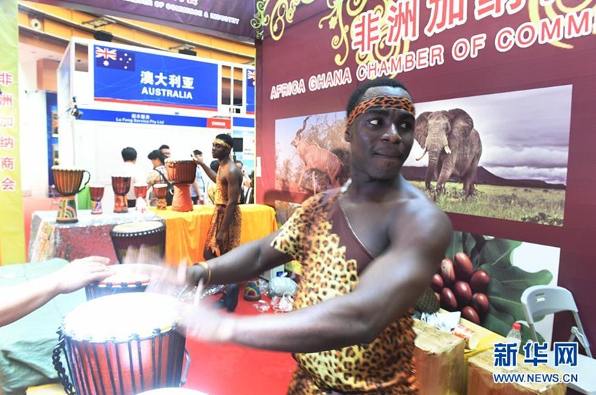 9月14日，在廣西南寧國際會展中心，來自加納的客商在用特色風情招攬觀眾。新華社記者張愛林攝