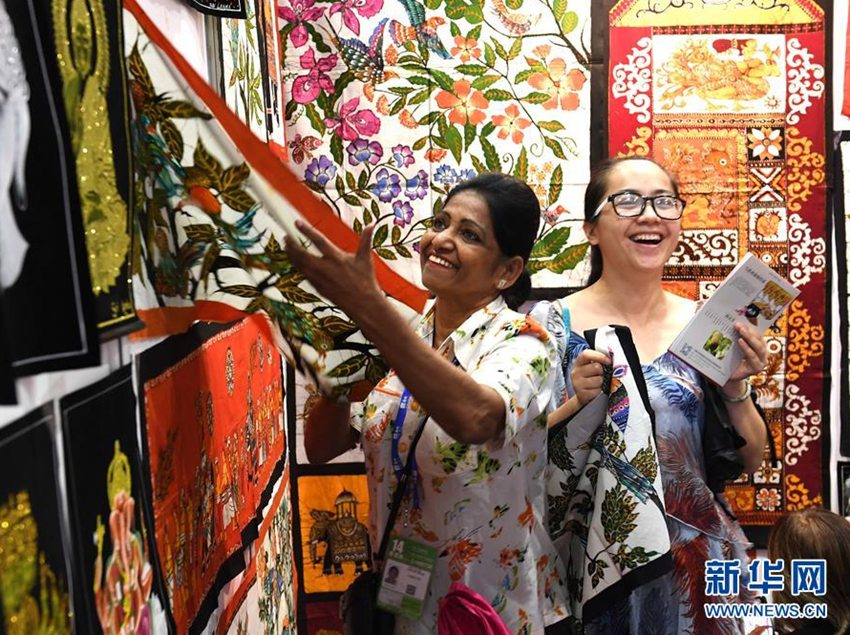 9月14日，在廣西南寧國際會展中心，斯裡蘭卡展商在為顧客挑選商品。新華社記者周華攝