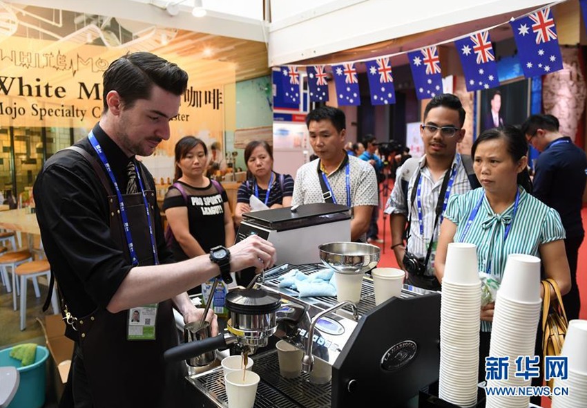 9月14日，在廣西南寧國際會展中心，來自澳大利亞的參展商給客人沏咖啡。新華社記者陸波岸攝