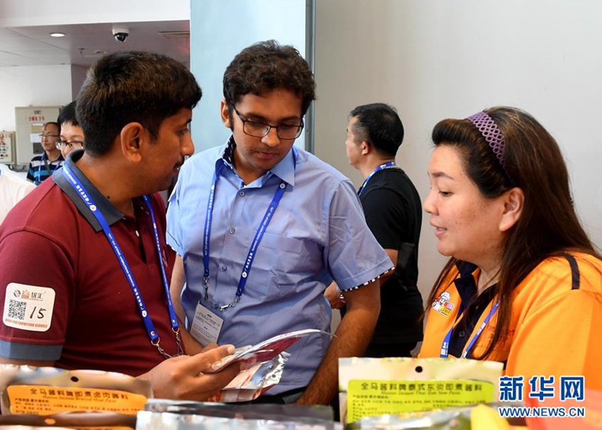 9月14日，在廣西南寧國際會展中心，兩名來自巴基斯坦的客商（左）在洽談業務。新華社記者張愛林攝