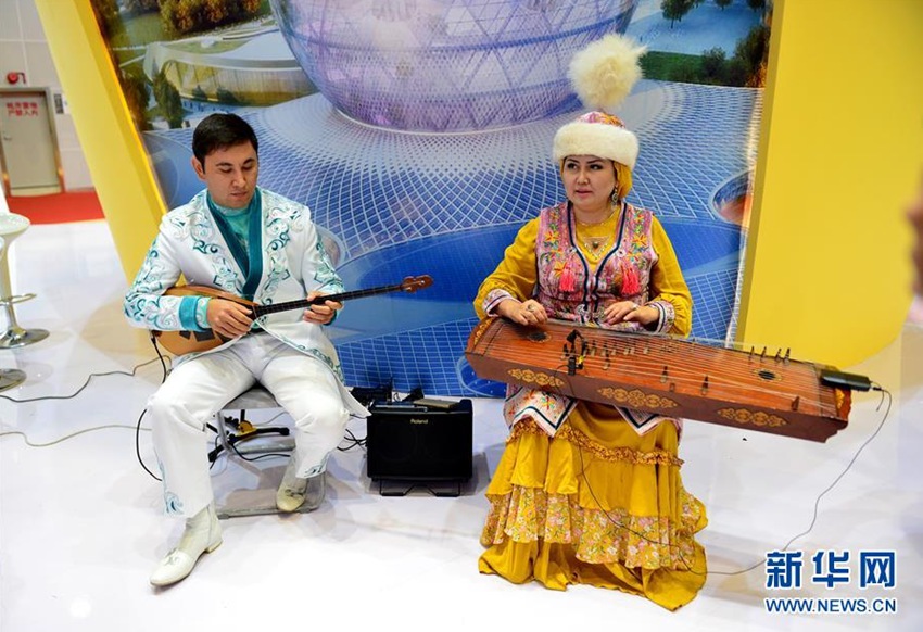 9月14日，在廣西南寧國際會展中心，來自哈薩克斯坦的參展商在演奏民族樂器。新華社記者李絢麗攝
