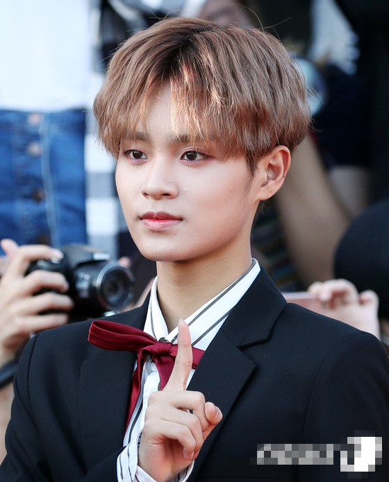 黄致列TWICE亮相红毯群星闪耀 边伯贤可爱时