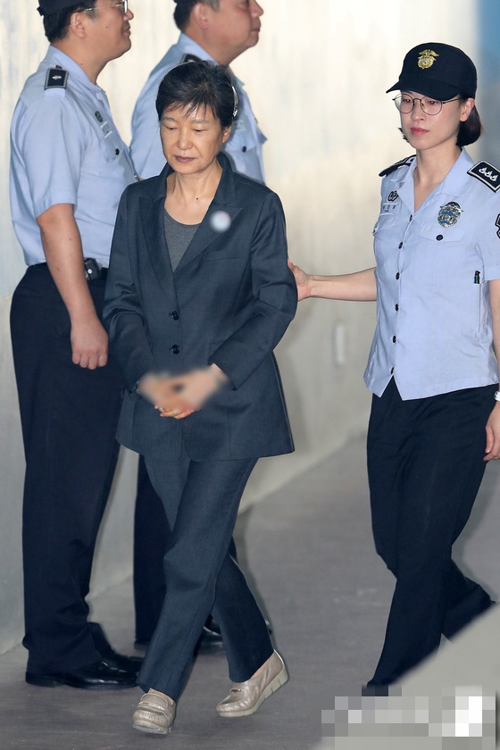 21日，韓國前總統朴槿惠被押往首爾中央地方法院出席庭審。