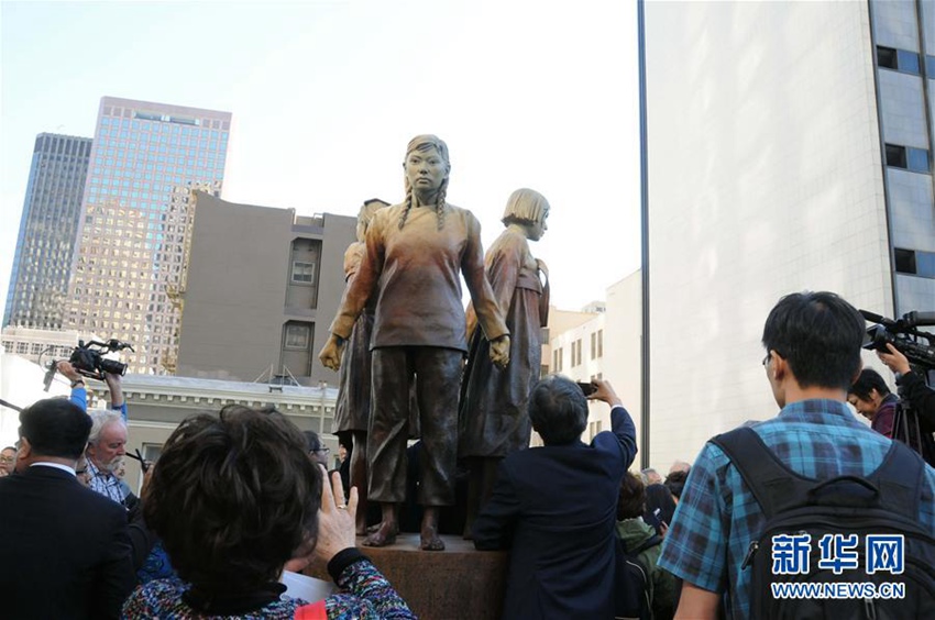 9月22日，在美國舊金山市，人們觀看“慰安婦”塑像。新華社記者馬丹攝