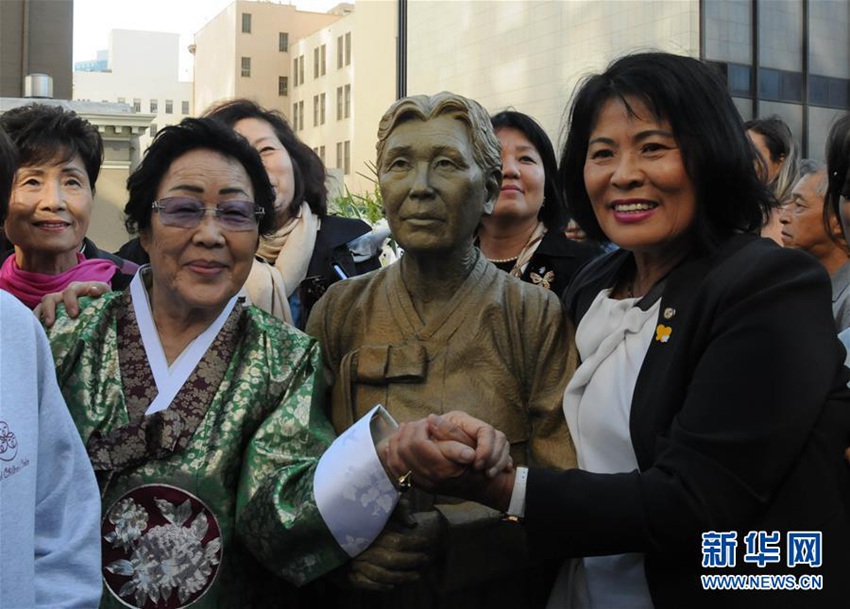 9月22日，在美國舊金山市，來自韓國的“慰安婦”幸存者李容洙（前排左一）與一尊以首位公開講述個人經歷的韓國“慰安婦”金學順為原型的塑像合影。新華社記者馬丹攝