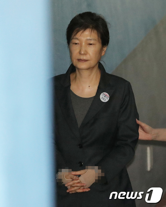 26日，韓國前總統朴槿惠前往首爾中央地方法院出席第74次庭審。