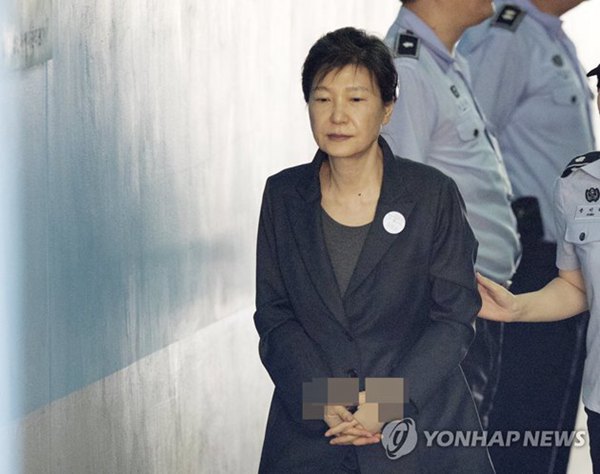 9月26日，韓國前總統朴槿惠被押往首爾中央地方法院出席庭審。