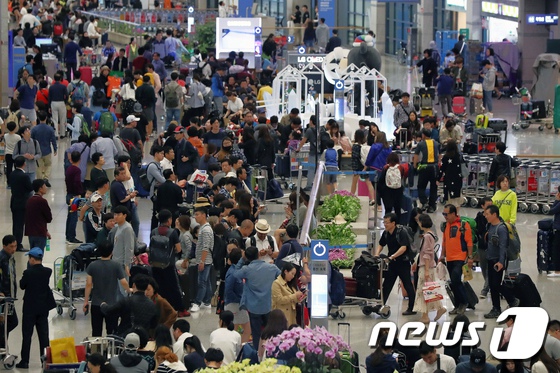 10月8日，韓國仁川機場人山人海。