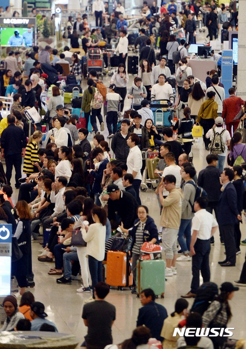 10月8日，在韓國仁川機場，返韓的出境旅客摩肩接踵。