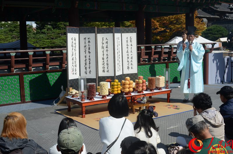 韓國民俗專家講解中秋祭祀禮儀。周軒攝