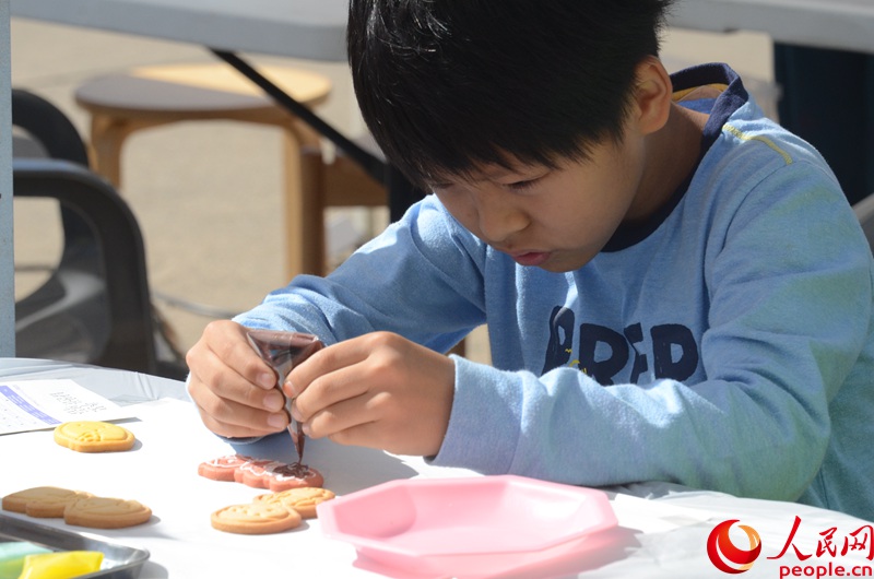 韓國小朋友正在體驗餅干制作。周軒攝