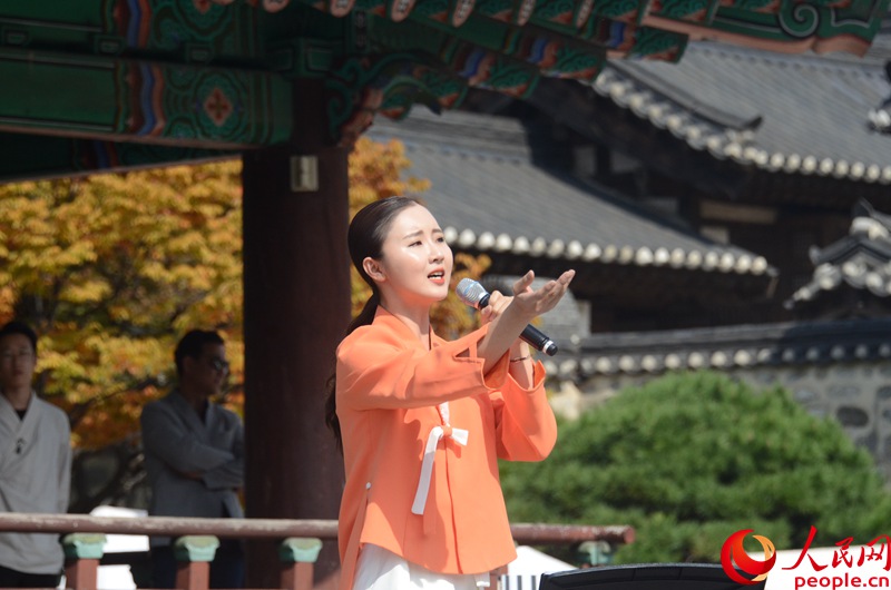 韓國人演唱傳統歌曲。 周軒攝