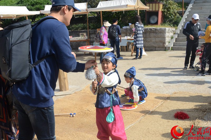 韓國小朋友體驗韓國傳統游戲。周軒攝