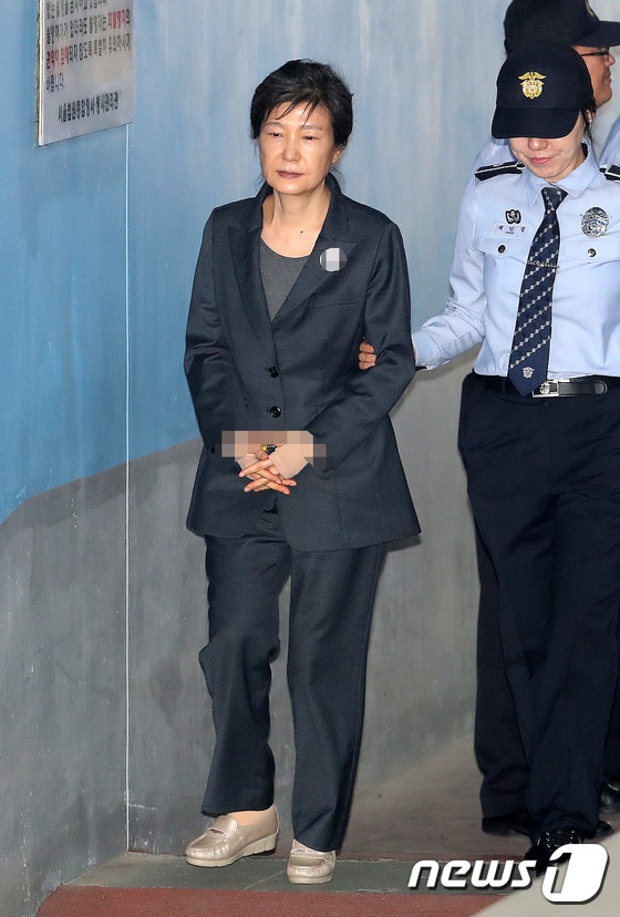 朴槿惠拘留期限是否延长成关注焦点 与闺蜜崔