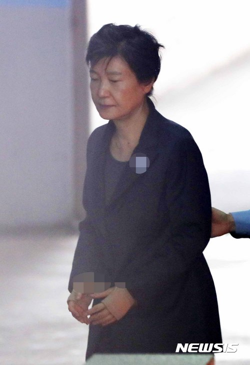 10日，韓國前總統朴槿惠被押往首爾中央地方法院出席庭審。當天，法院就是否延長朴槿惠拘留期限開庭審理。