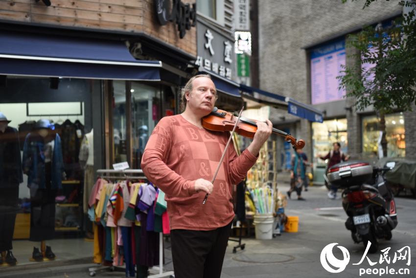 外國人在仁寺洞街頭演奏小提琴。裴埈基攝