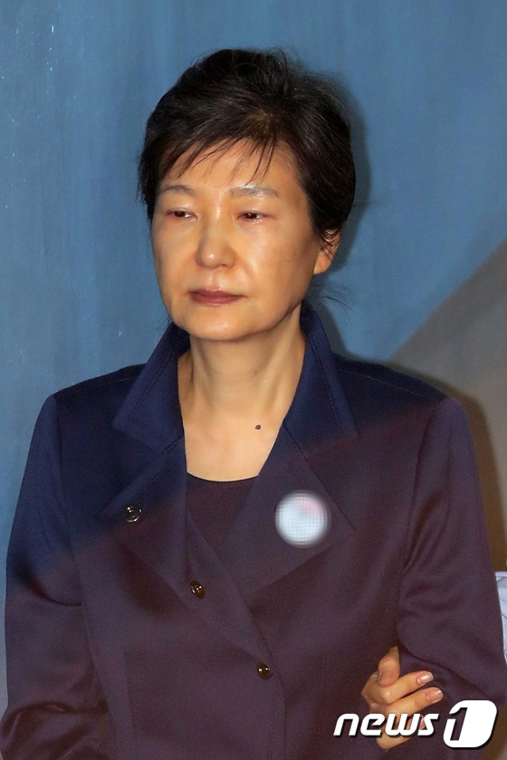 10月13日上午，韓國前總統朴槿惠被押往首爾中央地方法院出席庭審。