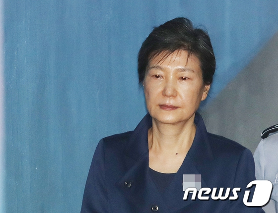 10月16日，韓國前總統朴槿惠被押往首爾中央地方法院出席庭審。