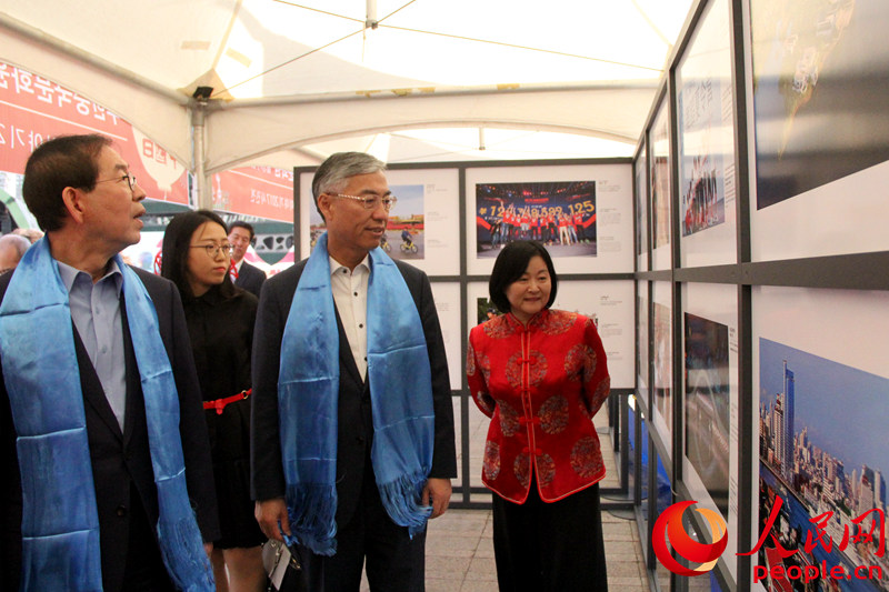 中国驻韩国大使邱国洪与首尔市长朴元淳观看图片展。