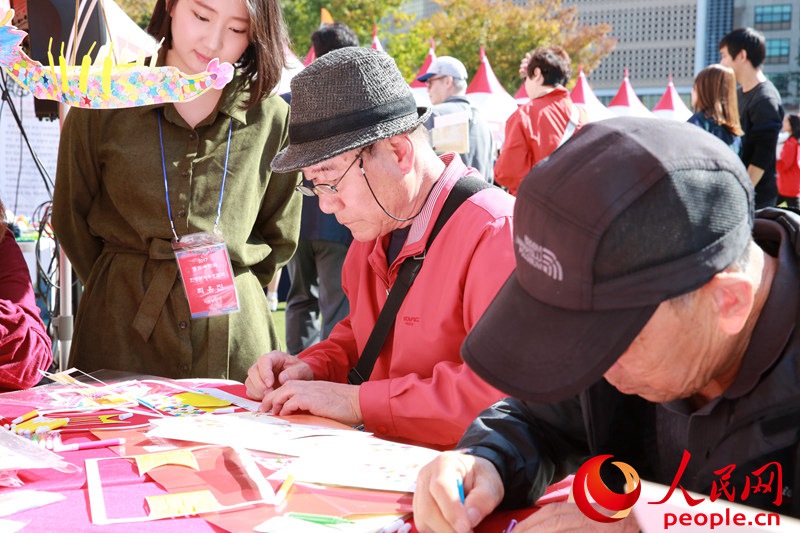 韩国民众体验中国折纸。