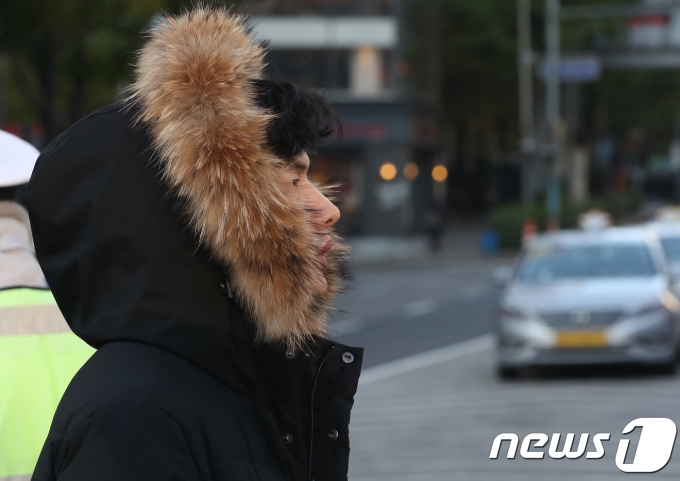 韩国首尔气温骤降 迎今秋最冷天气