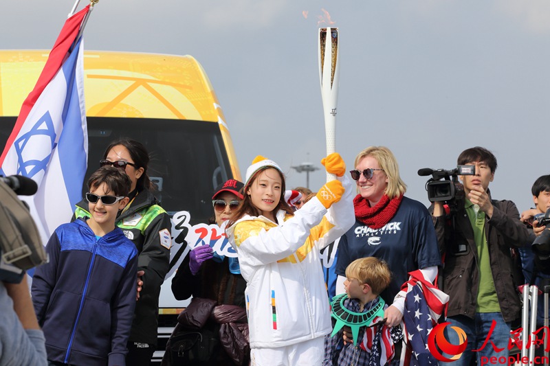 韓國花樣滑冰運動員柳英手持聖火。