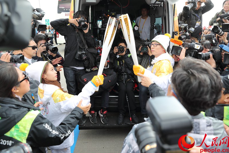 韓國花樣滑冰運動員柳英將聖火傳遞給著名節目主持人劉在錫。