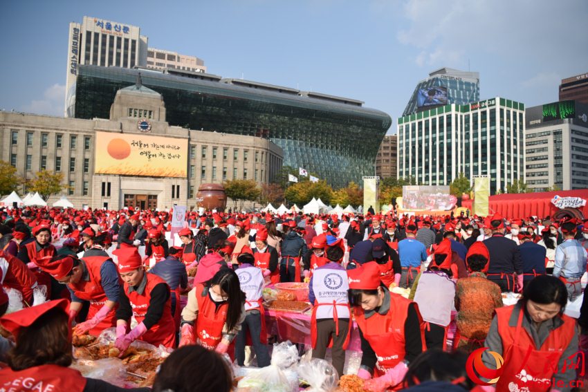 第四届“首尔越冬泡菜文化节”开幕，四千人齐聚一堂做泡菜。 裴��基摄