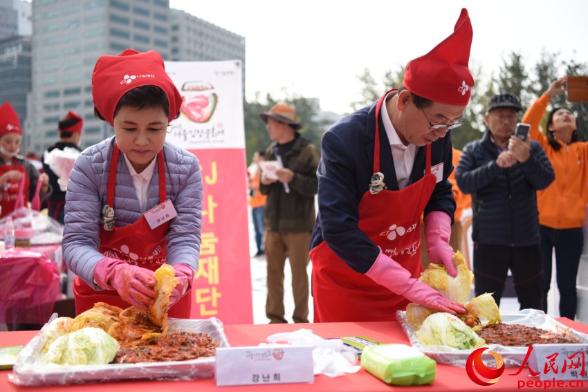 首爾市市長朴元淳與夫人共同參與了此次泡菜文化節。  裴埈基攝