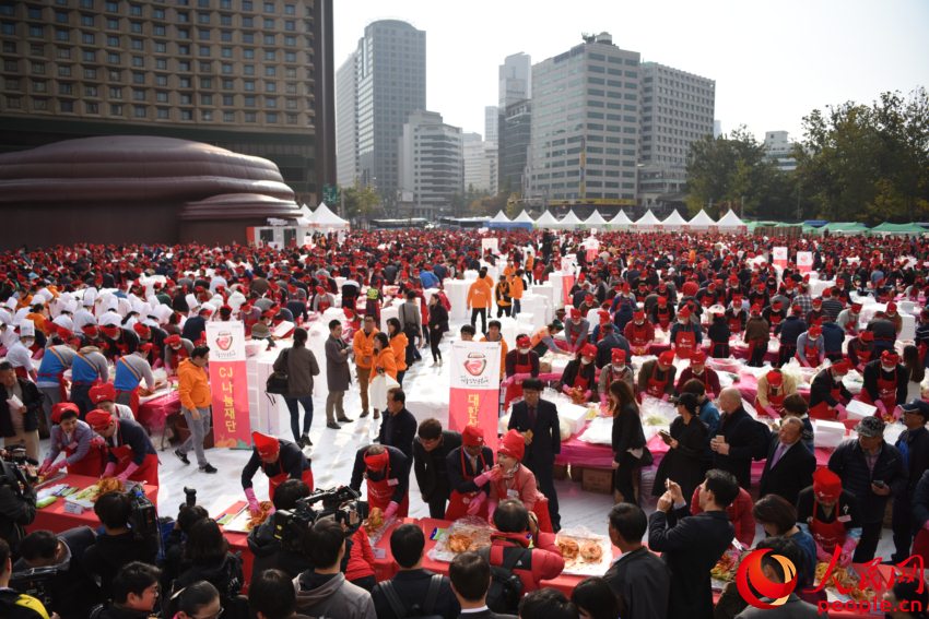 有4500多名志願者齊聚首爾廣場制作泡菜。  裴埈基攝