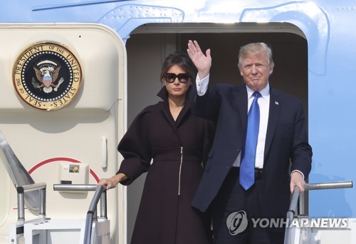 美國總統特朗普抵達韓國展開國事訪問。圖片來源：韓聯社
