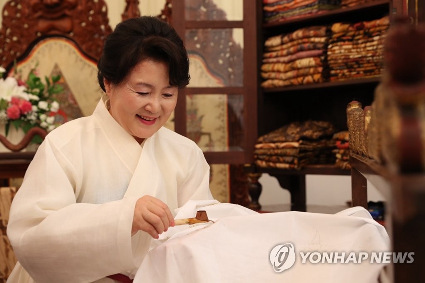 韓國總統文在寅夫人金正淑出訪印尼 學習繪制巴迪布【組圖】