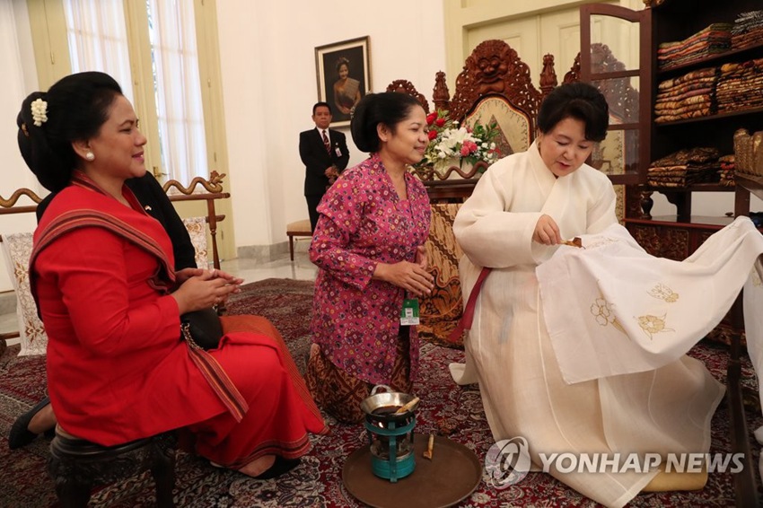 韓國總統文在寅夫人金正淑出訪印尼 學習繪制巴迪布【組圖】【2】