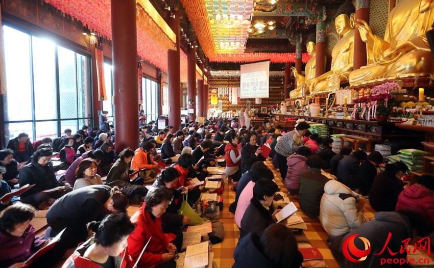 韩国高考倒计时 考生家长寺庙跪地祈福