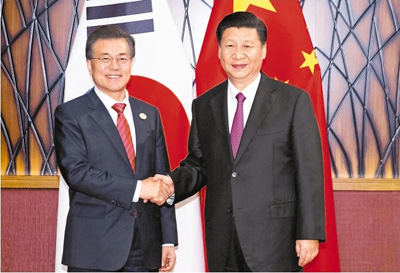 11月11日，國家主席習近平在越南峴港會見韓國總統文在寅。新華社記者 丁 林攝 