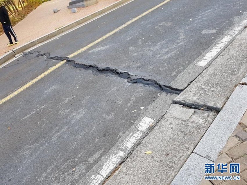 11月15日，韓國浦項市一道路在地震中開裂。新華社/紐西斯通訊社