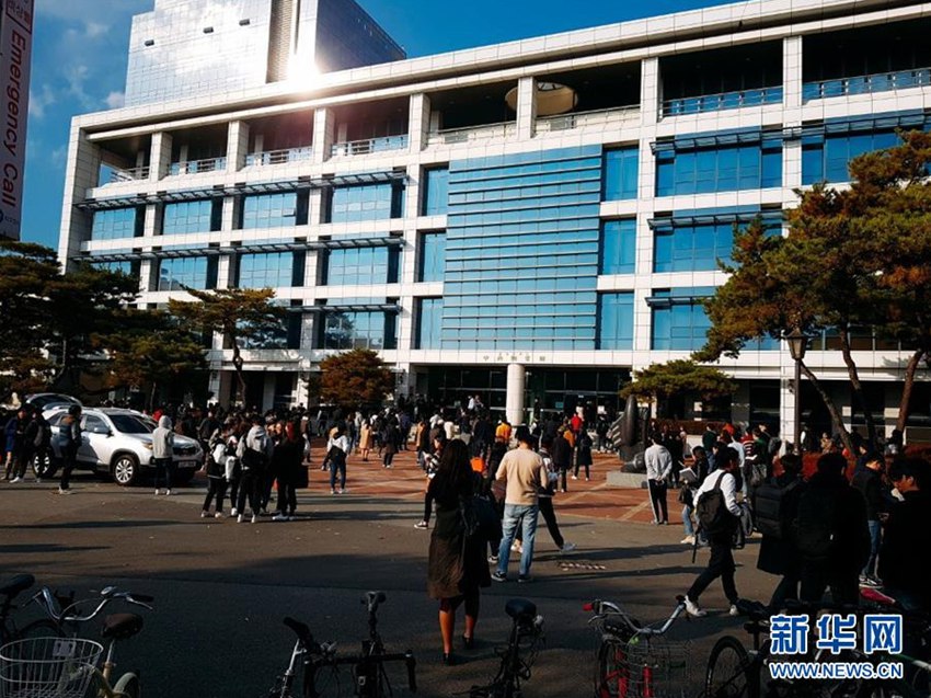 11月15日，在韓國浦項市，慶尚北道大學的學生在教學樓外躲避地震。新華社/紐西斯通訊社