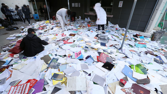 韓國高考考生在翻找日前丟棄的教材。