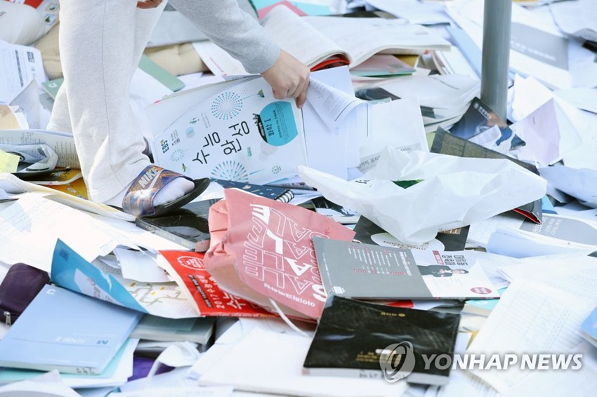 韓國高考考生在翻找日前丟棄的教材。