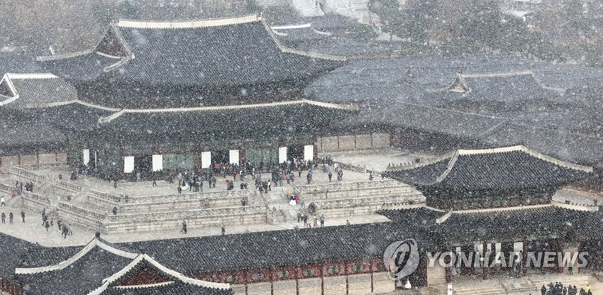 韓國首爾20日迎今年初雪。圖為景福宮景色。