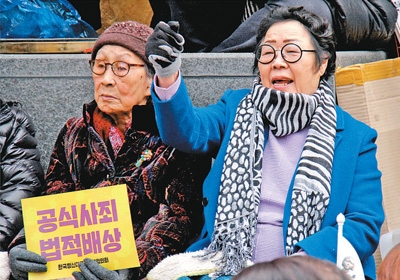 日軍“慰安婦”問題一直受到韓國社會高度關注。圖為今年年初，“慰安婦”受害者金福童（左）與李榮洙參加第1272次“周三示威”活動。本報記者 陳尚文攝