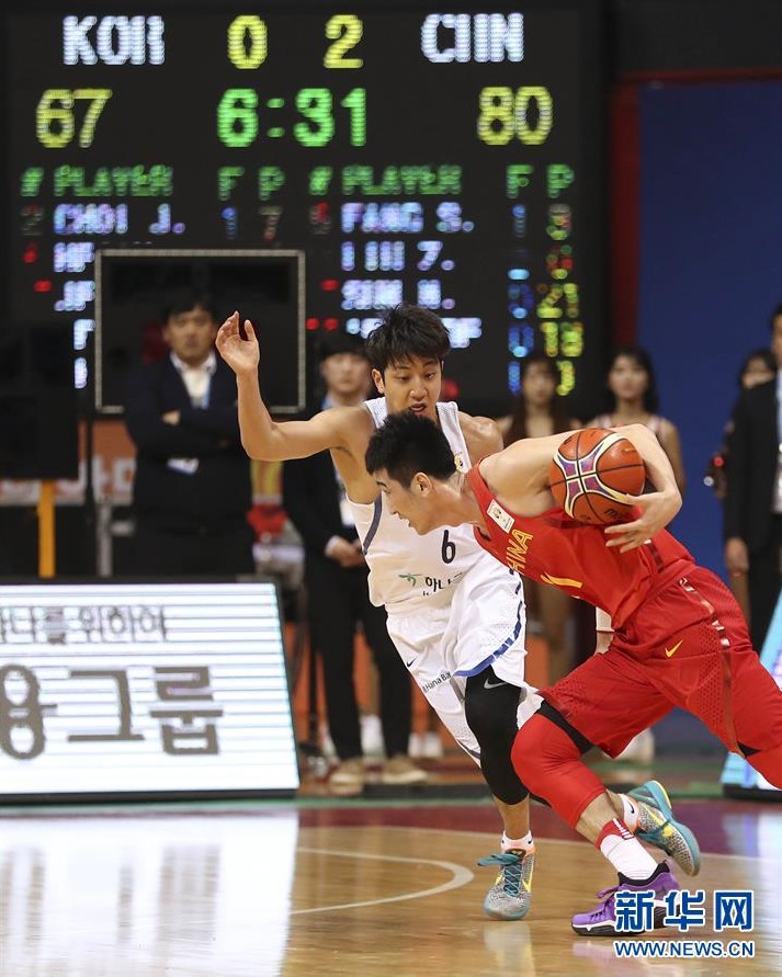 中國隊球員劉志軒（右）在比賽中帶球突破。 新華社/紐西斯通訊社