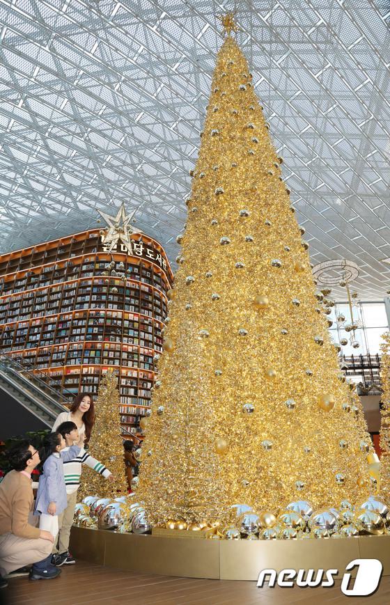 金色聖誕樹亮相首爾會展中心 璀璨閃耀吸引眼球【組圖】【3】