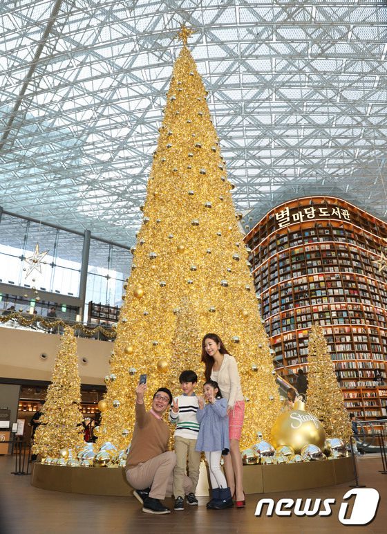 金色聖誕樹亮相首爾會展中心 璀璨閃耀吸引眼球【組圖】